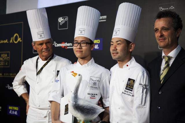Aaron Chee Yee Wong reçoit le prix du meilleur commis