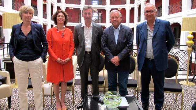 De droite à gauche, Thierry Minsé, fondateur associé du groupe Naos, Georges Blanc, chef triplement étoilé, Pascal Lemarchand, PDG  et fondateur associé de Naos Groupe,  Joëlle Guillemot, créatrice de la marque Omnisens,  Christine Reverchon, directrice d