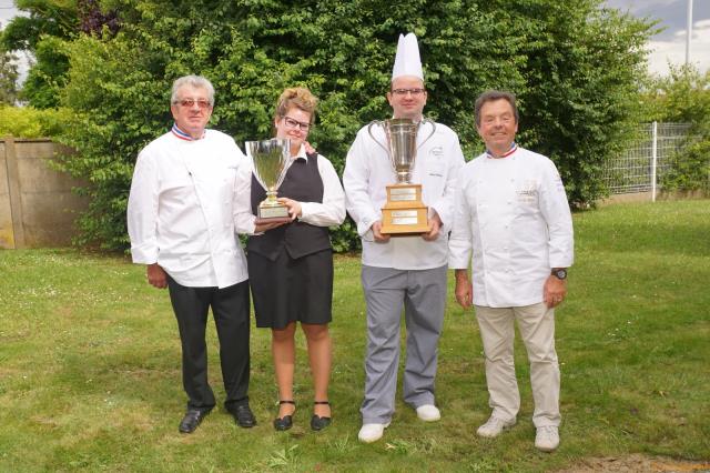 Au centre, les deux lauréats : Anais Guillot et Jérémy Berthonneau, entourés des MOF Joël Normand, cuisinier de l'Elysée pendant 40 ans, et Jacky Fréon, Bocuse d'or 1987.