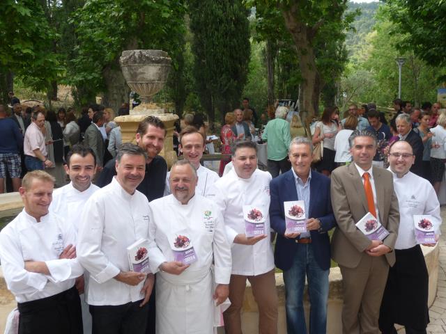Jacques Gantié présente son guide , entre Mathias Dandine et Raphaël Bortolozzi, entourés des chefs qui ont participé à la préparation du cocktail pour plus de 400 invités.