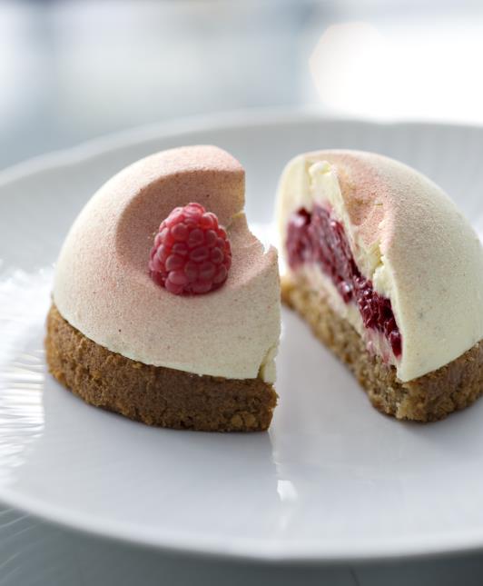 L'entremets fruits rouges.