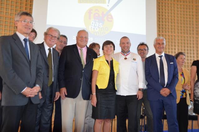 Guillaume Gomez, heureux parrain de la 4ème édition de la Fête de la Gastronomie, était hier fièrement en tenue de cuisinier aux côtés de Carole Delga et de plusieurs acteurs de l'événement.
