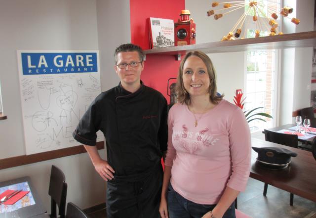 Laura et Geoffrey Bémont accueillent les amateurs de voyages épicuriens dans la gare rénovée de Le Mesnil-sur-Oger.