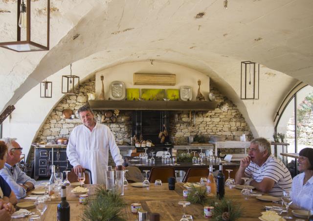 Dans La Bergerie, Edouard Loubet tient à une ambiance conviviale en rapport avec sa cuisine des mères provençales.
