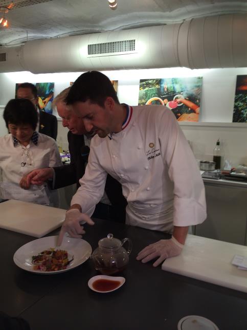Philippe Mille, chef des cuisines des Crayères à Reims, en démonstration avec du boeuf waguy japonais.