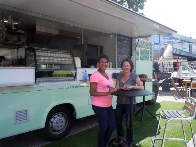 Séverine et Cécile devant un food truck