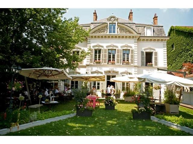 Un bien beau jardin dédié le midi à la Brasserie et le soir à la table gastro