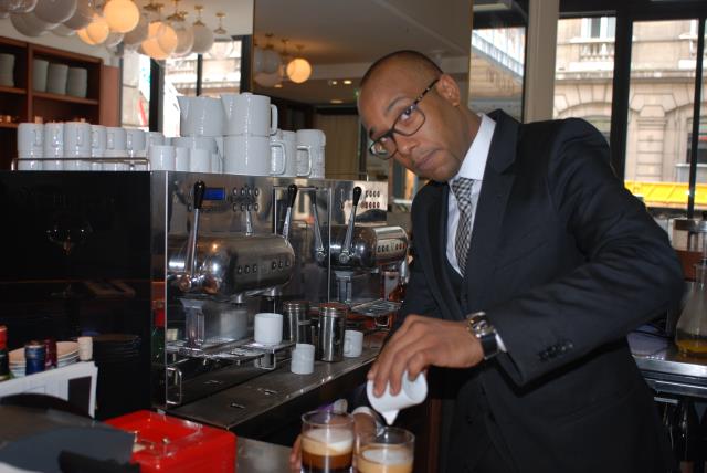 Daby s'exécute dans une mécanique bien huilée : prise de commande, dépose des plats, additions