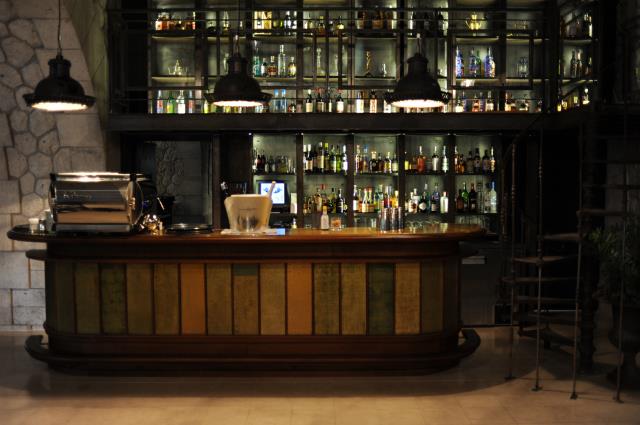 Le bar et l'escalier ont été chinés.