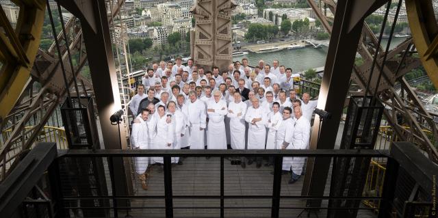 Les chefs des Tables de la Collection réunis par Alain Ducasse et Xavier Alberti, directeur général de Châteaux & Hôtels Collection au Jules Verne à Paris, au deuxième étage de la Tour Eiffel.