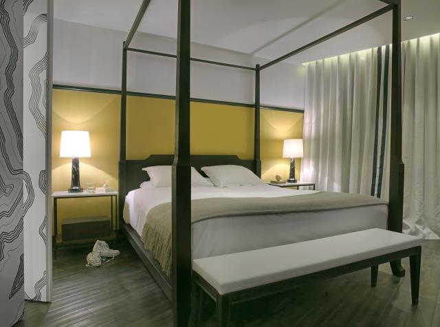 Une chambre avec lit à baldaquin.