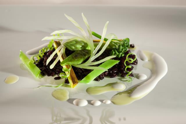 Riz noir croquant, légumes verts et lait à la noix du Brésil : Une recette d'Alex Atala (D.O.M, Brésil)