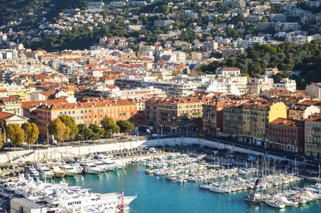 La fréquentation estivale est en baisse de 2 % sur la Côte d'Azur (ici Nice).