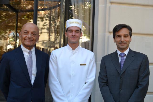 De gauche à droite : Peter Boer, directeur exécutif de The Hongkong and Shanghai Hotels Limited, un page, et Nicolas Beliard, directeur général du Peninsula Paris.