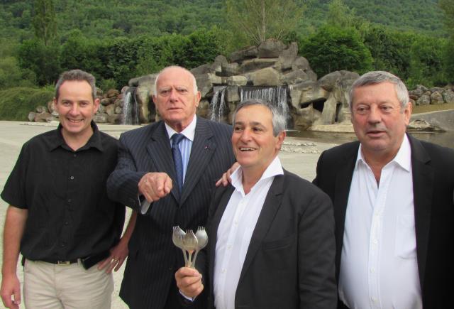 Lors de la soirée « Georgette d'Or » du 16 juin à Tarascon (de gauche à droite) :  Jean-Louis Orengo, André Daguin, Bernard Garcia (Georgette en main!) et Roland Héguy