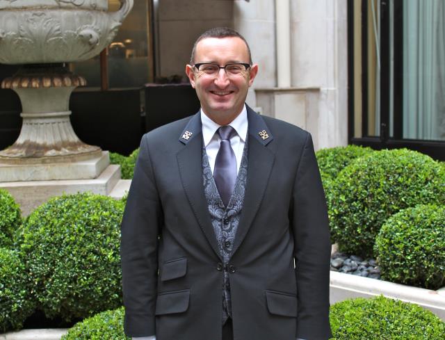 Assistant chef concierge du Four Seasons Hôtel George V à Paris, Philippe Verdumo préside également la commission Formation professionnelle d'établissement (FPE) Concierge d'hôtel.