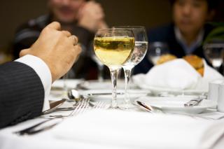 Avec la crise, les patrons estiment souvent moins coûteux, en temps et en dépenses de restaurant,...
