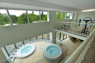 Zone fiteness plus le spa avec cue sur le jardin redessiné.