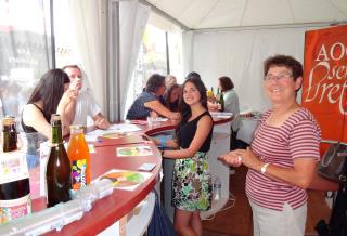 Des dégustateurs festivaliers heureux de découvrir des cidres différents et de qualité