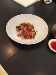 Faux filet de boeuf wagyu poché dans un consommé de champagne rosé, Betteraves cuites en croûte de...