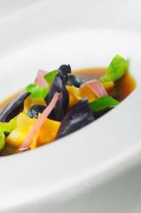 Raviolis de chèvre du Haut-Var légèrement fumé, consommé d'agneau aux aromates et oignons rouges,...