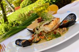Pavé de Loup « sauvage » de Méditerranée grillé au Piment d'Espelette Compotée de fenouil et...