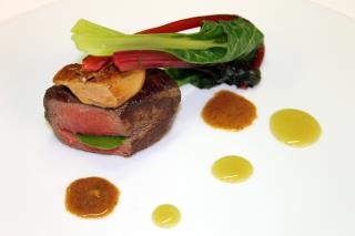 Filet de boeuf rôti et salé au soja, piqué de combava, sirop de wasabi, blettes et foie gras, par...