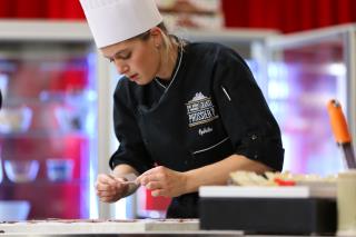 Ophélie Barès pendant le concours Qui sera le prochain grand pâtissier