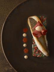 Filet de Saint Pierre cuit sur la peau, pousses d'épinard au parmesan, émulsion piment doux fumé,...