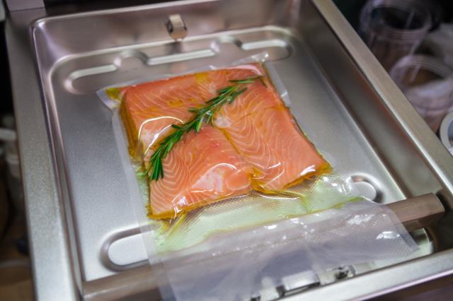 Cette technique permet de cuire les produits à des températures définies avec une très grande précision