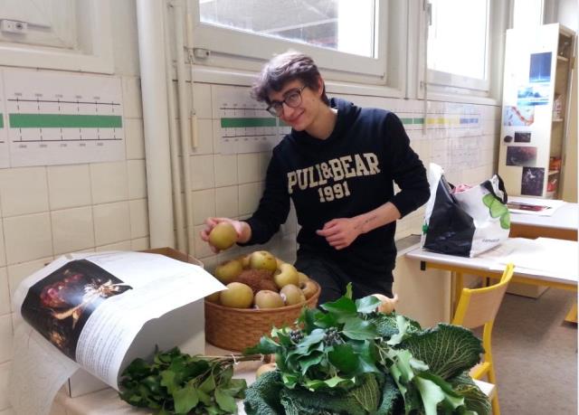 Un étudiant préparant le banquet typé XVIIème siècle