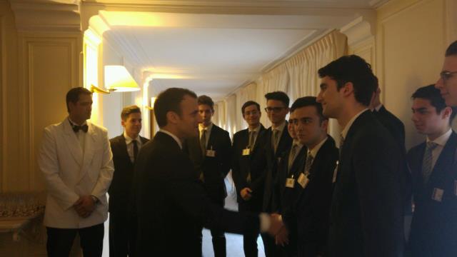 Emmanuel Macron félicitant chaleureusement les élèves pour leurs belles prestations