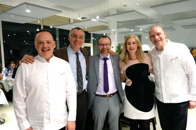 De gauche à droite, Jean Vachon ( EHC), Michel Sarrazin, Dominique Mouran, Isabelle Sere, respectivement  proviseur, enseignant, et proviseur adjointe du lycée de Gascogne, et Olivier Neau ( EHC)