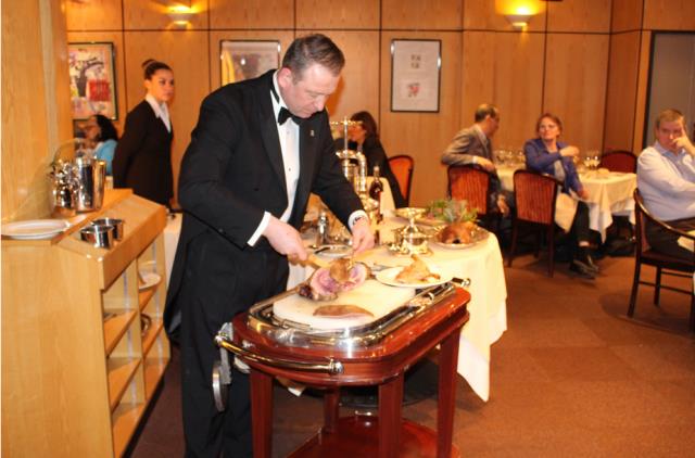 Filetage des canard au sang devant les convives