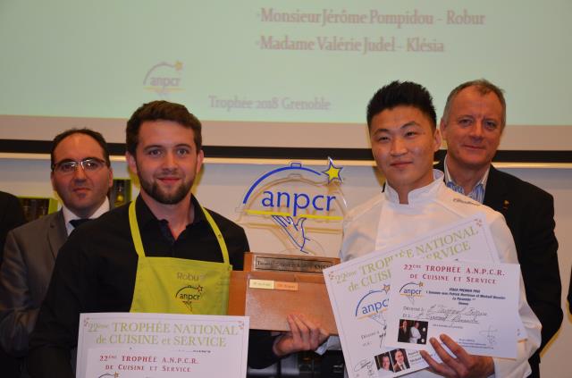 Alexandre Gaveaux (service) et Belguun Tsogtgerel (cuisine) remporte le Trophée ANPCR 2018. Ici avec les parrains du concours, Patrick Henrirou, chef étoilé de la Pyramide (à droite) et son directeur de restaurant, Michaël Bouvier