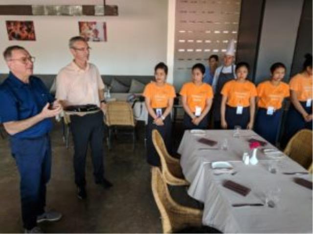 Le proviseur Cyrille Jeannes en bleu à l'école hôtelière Sala Bai de Siem Reap