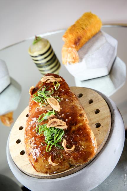 Lobe de foie gras de canard poché dans un jus de langoustine présenté entier en respectant le thème « terre et mer », par Gilles Leininger.