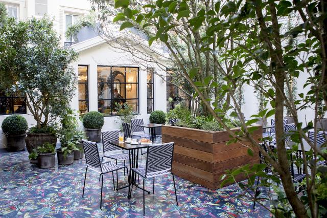 La designer Chloé Nègre a créé la cour arborée de l'hôtel Bienvenue à Paris (9e).