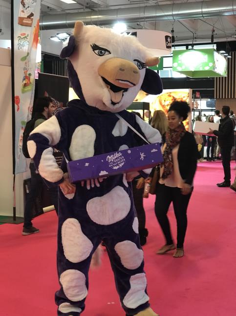 La vache Milka autour du stand Mondelez.