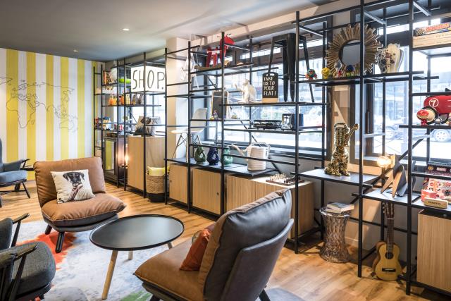 La bibliothèque d'objets pouvant être empruntés par les clients pour personnaliser leur chambre.