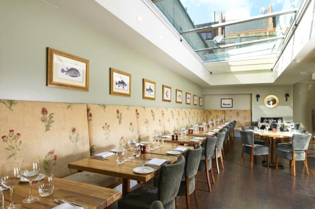 Et si la musique d'un restaurant, c'était la qualité de son service, de sa déco, de son atmosphère ? Comme ici à l'Admiral Codrington, à Londres.