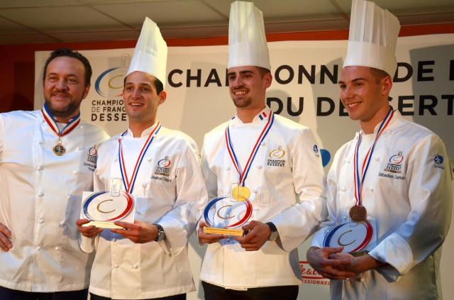 Le président du jury Emmanuel Renaut et les lauréats Pros, de gauche à droite, Jonathan Chapuy, Dessert d'argent,  François Josse, champion de France du Dessert et Sébastien Damon, Dessert de bronze