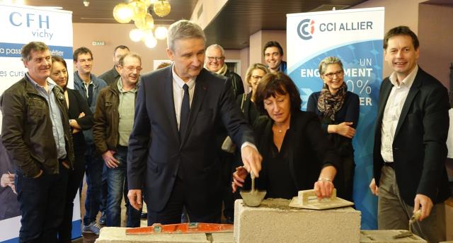 Pose de la première pierre: Gilles Duboisset, président de la CCI de l'Allier, Florence Bralic, directrice du CFH, et Hervé Duboscq, président de la délégation Vichy de la CCI, avec des restaurateurs et des artisans.