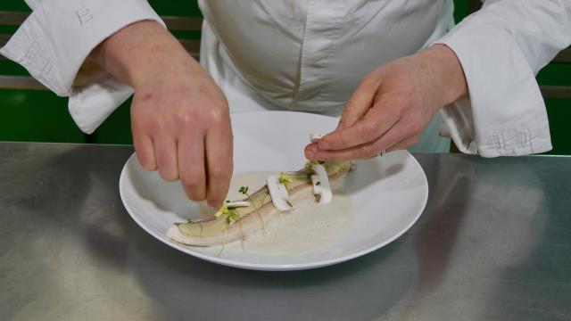Le dressage de l'omble chevalier par le chef Frédéric Doucet, Maison Doucet, Charolles (71)