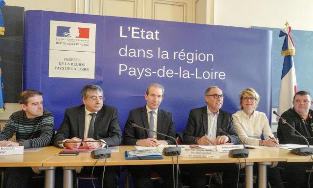 Signature de la convention régionale par les représentants des syndicats professionnels et les pouvoirs publics à la préfecture de Nantes.