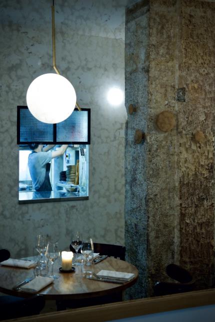 Vue sur la cuisine depuis la salle