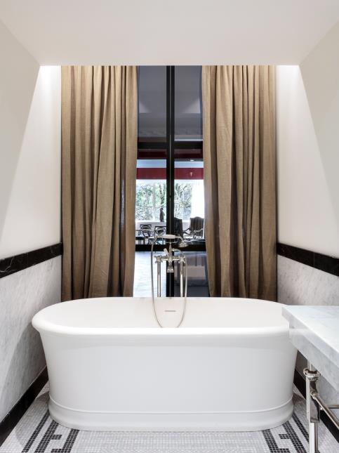 La salle de bain en marbre de la Suite prestige : sol chauffant, aromathérapie Skinjay, toilettes Toto et amenities signées Diptyque