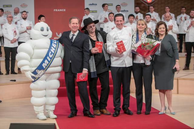 De gauche à droite : Michael Ellis, directeur du guide Michelin, Marc Veyrat, Christophe Bacquié et son épouse, Alexandra, et Claire Dorland-Clauzel, directrice des marques et relations extérieures de Michelin.