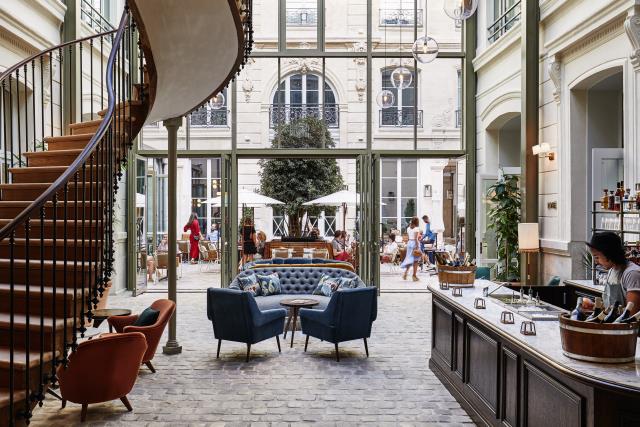 Le hall de l'hôtel : un lieu convivial avec un espace bar (café, cocktails...).