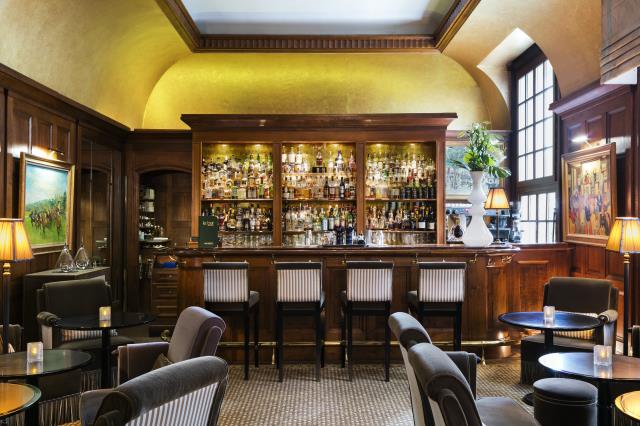 Le bar de l'Hôtel Barrière Le Normandy Deauville, QG des stars du Festival du film américain.